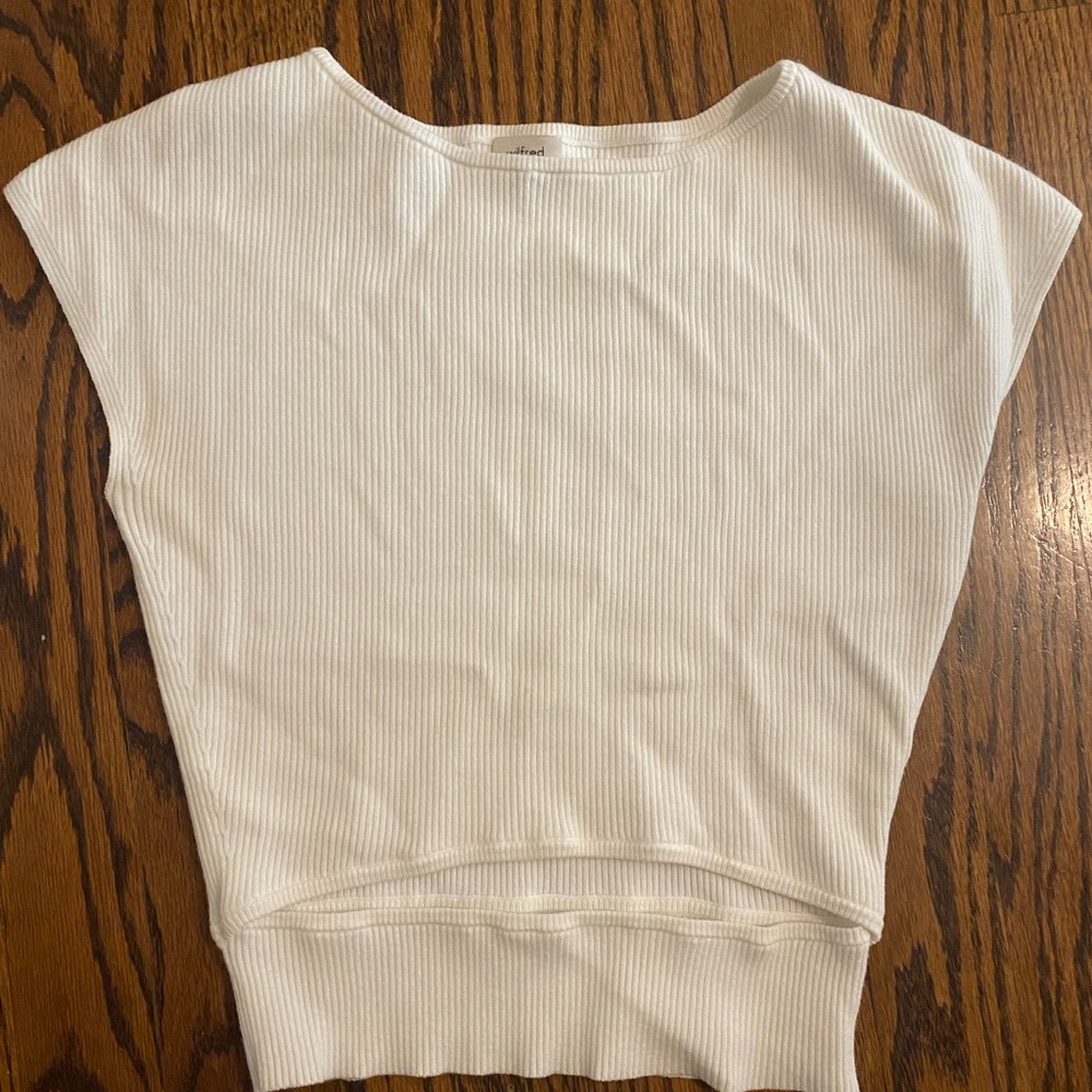 Aritizia cropped cut out short sleeve shirt